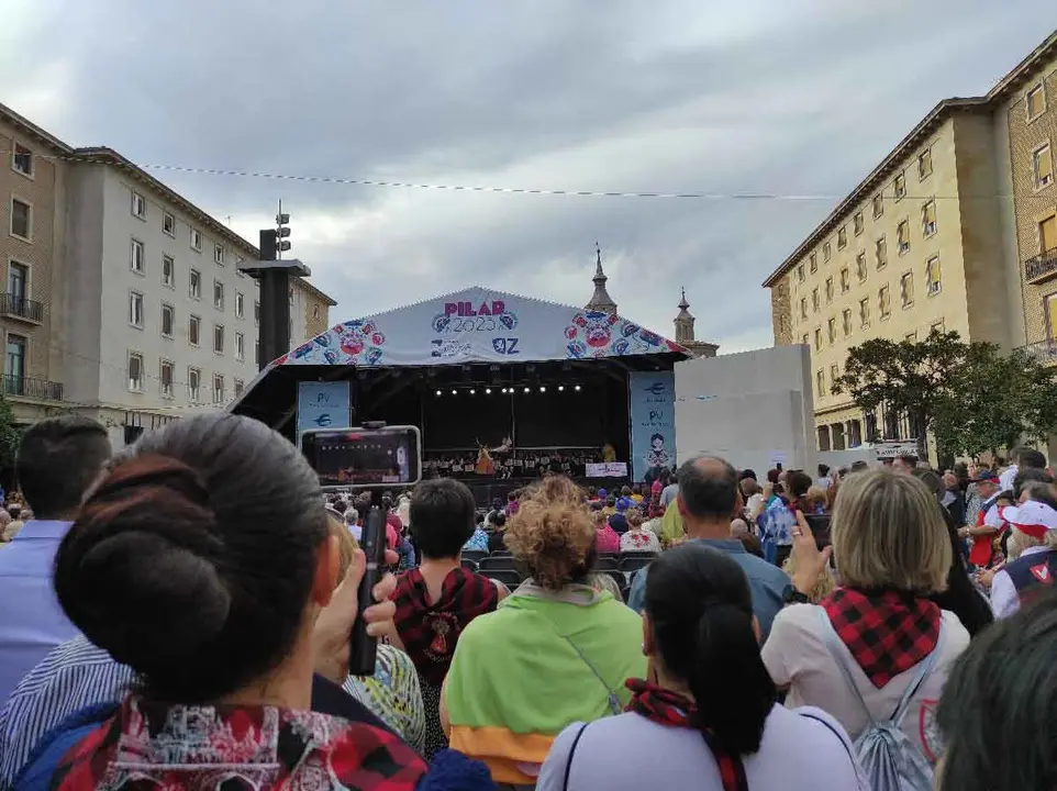 Este domingo 200 joteros y joteras han participado en el Abrazo Jotero, un emotivo acto que trata crear lazos y v&iacute;nculos alrededor del canto y baile aragon&eacute;s