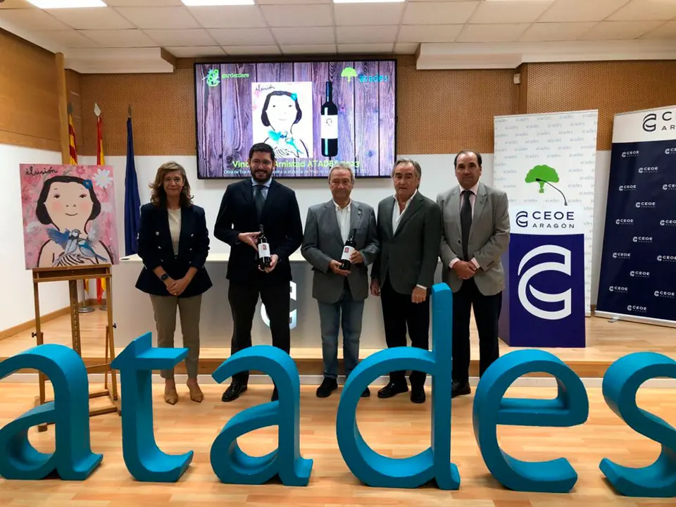 Foto de familia en la presentaci&oacute;n del Vino de la Amistad