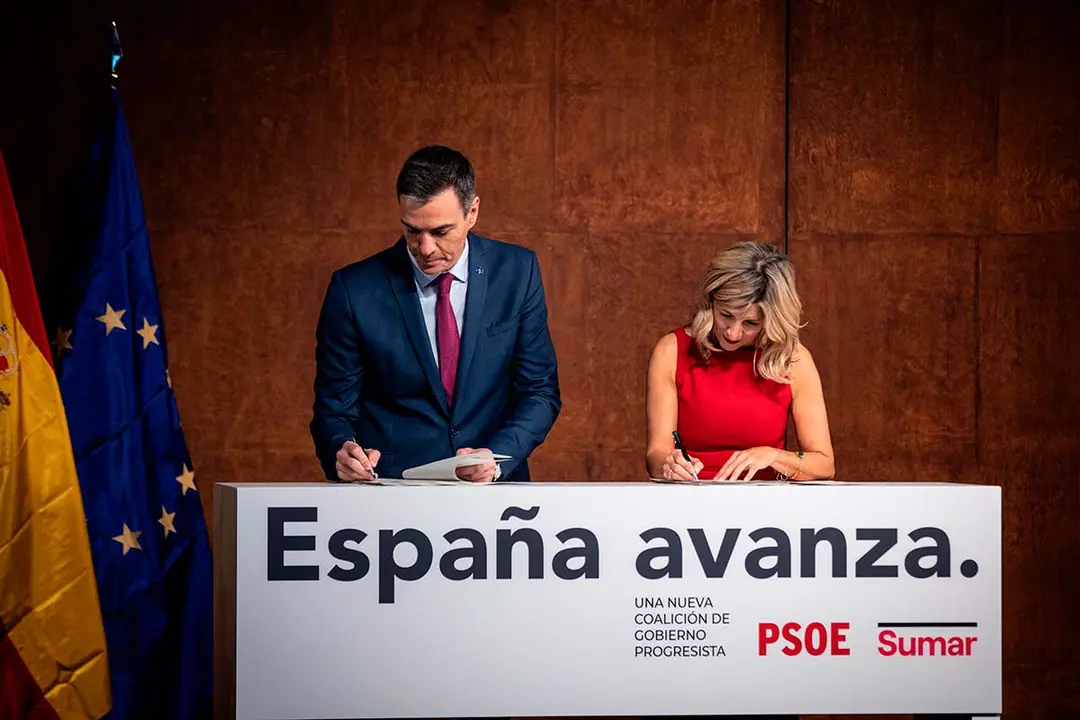 Pedro S&aacute;nchez y Yolanda D&iacute;az firmando el acuerdo