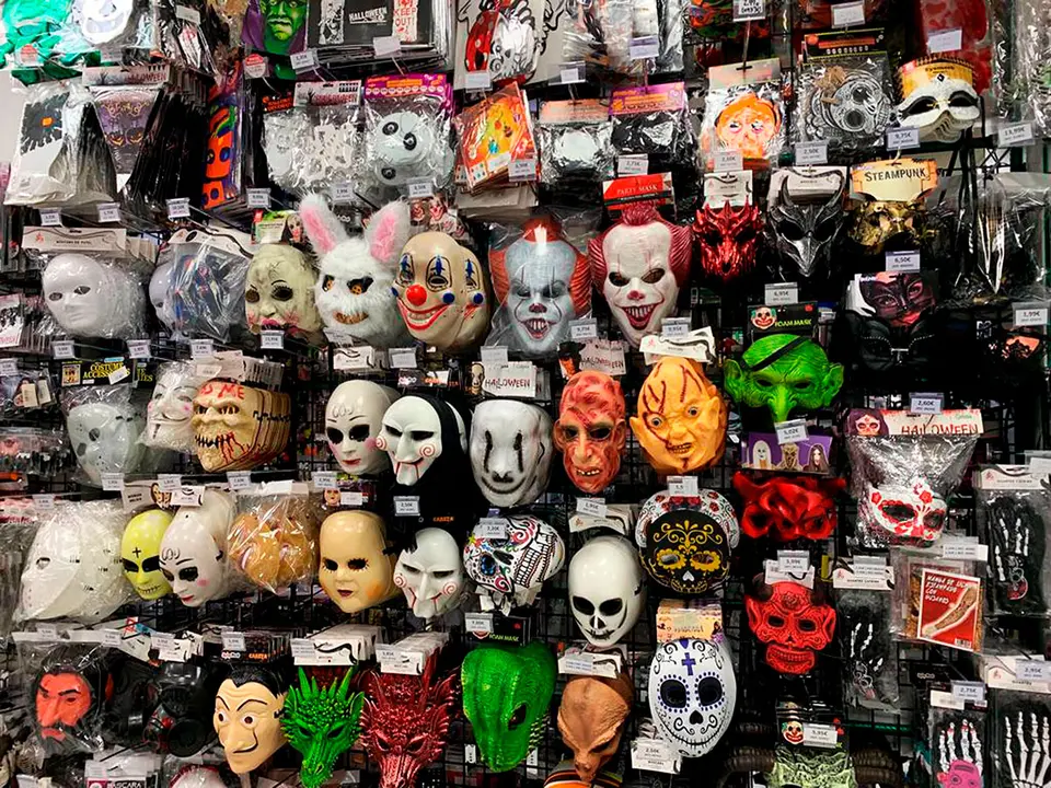 Las tiendas de disfraces de Arag&oacute;n se llenan de m&aacute;scaras terror&iacute;ficas