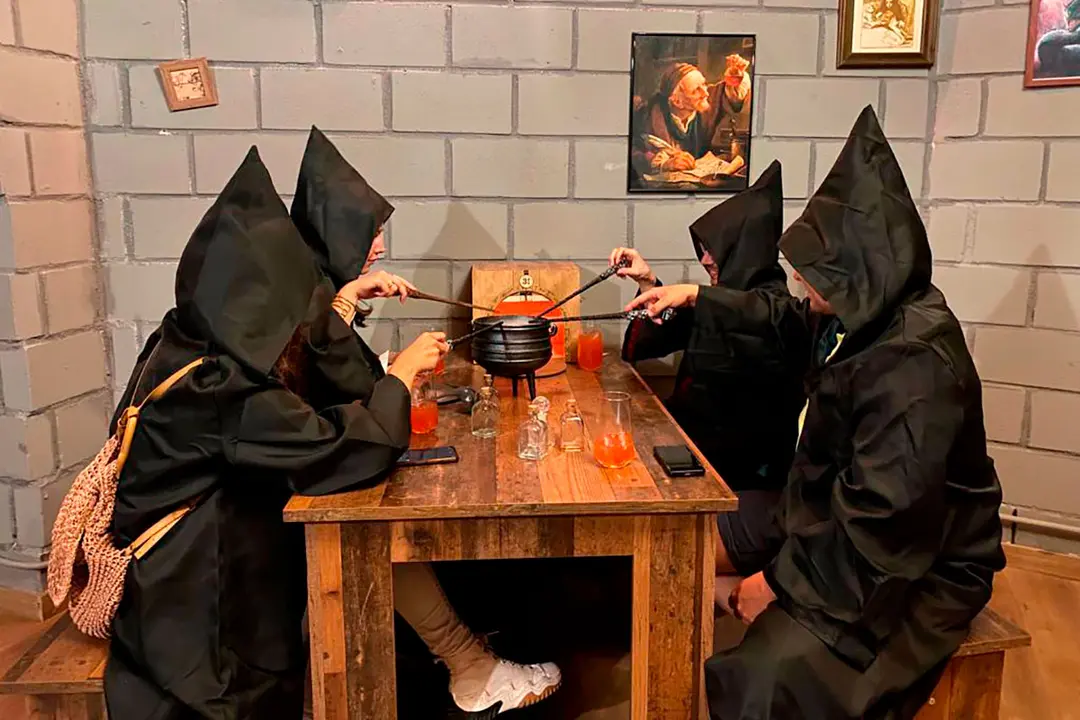 Personas en torno a un caldero con una actividad de Harry Potter