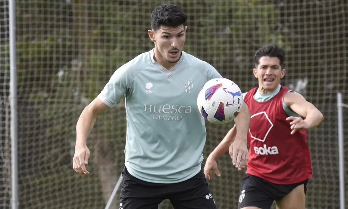 El defensor ha destacado que al equipo le falta mordiente en ataque. Fotograf&iacute;a: S.D. Huesca.