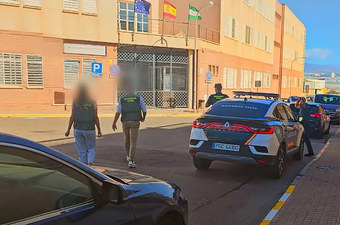 
Momento en el que varios agentes efect&uacute;an las detenciones. Foto: Guardia Civil