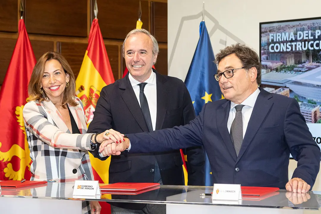 La alcaldesa de Zaragoza, Natalia Chueca, el presidente de Arag&oacute;n, Jorge Azc&oacute;n, y el director general del Real Zaragoza, Ra&uacute;l Sanlleh&iacute;, tras firmar el protocolo que impulsa la nueva Romareda