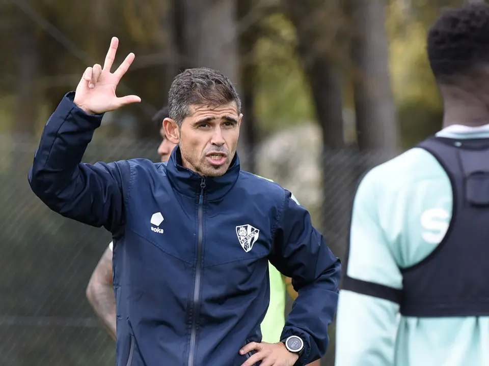 Antonio Hidalgo haciendo el gesto de tres con una mano 