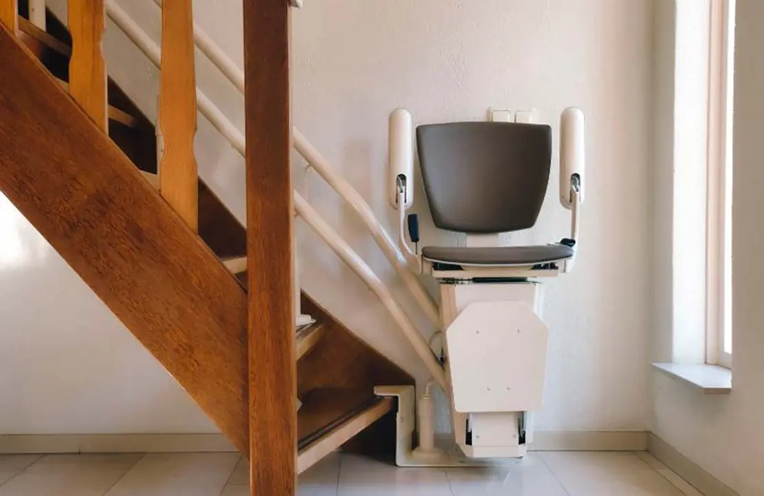 Escalera con elevador para personas con diversidad funcional