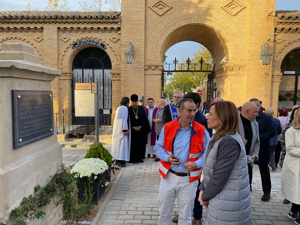 La alcaldesa de Zaragoza, Natalia Chueca, durante la visita institucional al cementerio de Torrero
