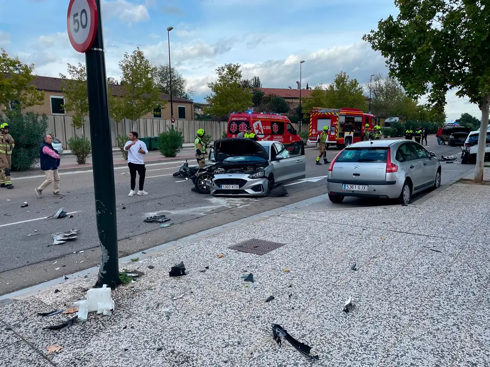 Hasta el lugar de los hechos se han trasladado dos camiones de bomberos y varias UVIs m&oacute;vil
