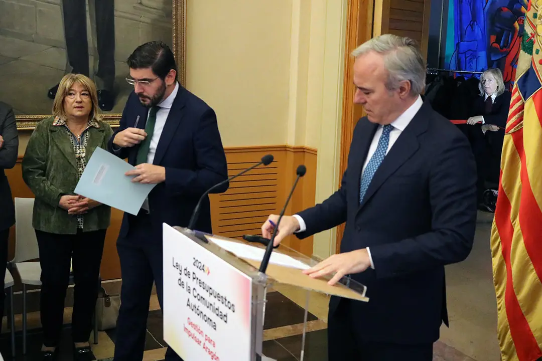 Azc&oacute;n ha presentado las cuentas junto a todo su Ejecutivo