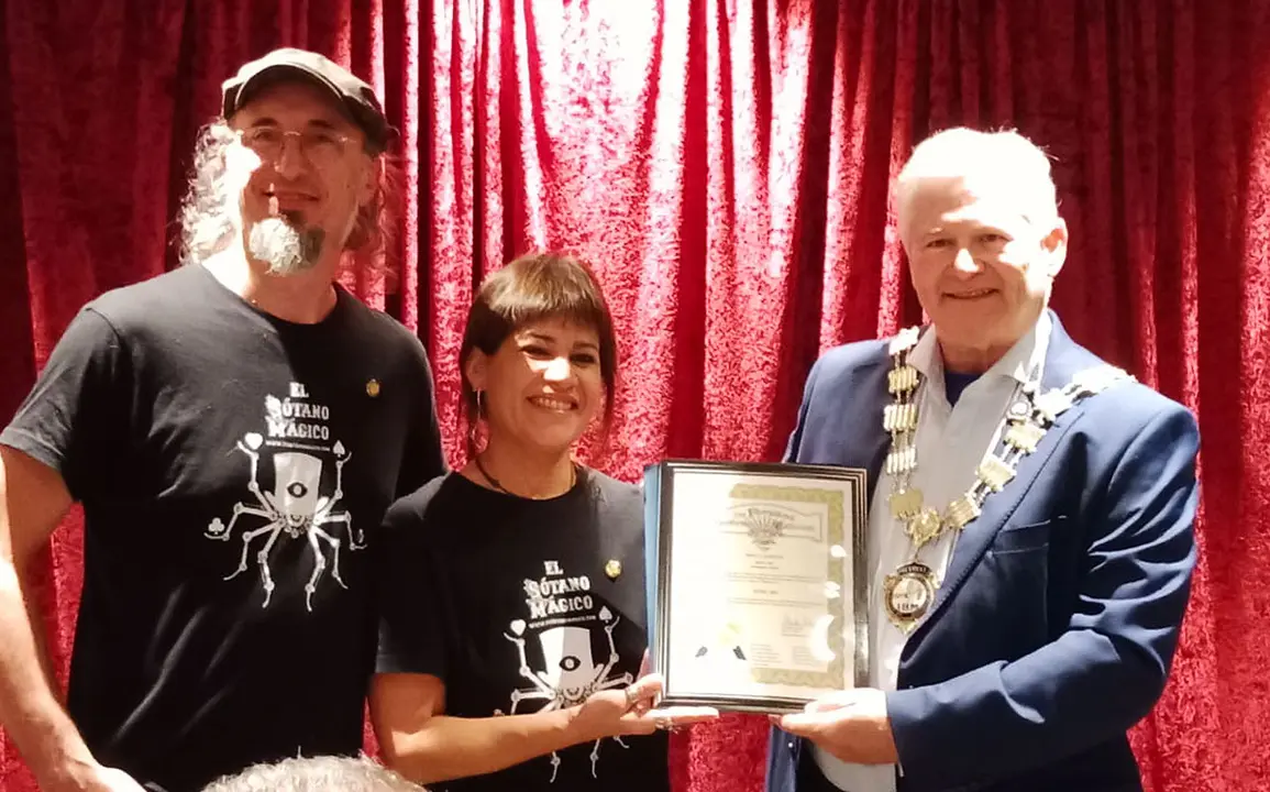 La presidenta del IBM Zaragoza, Helena Perdomo, recibe el documento de acreditaci&oacute;n de la IBM, junto a Pep&iacute;n Banzo y Charles Arkin  