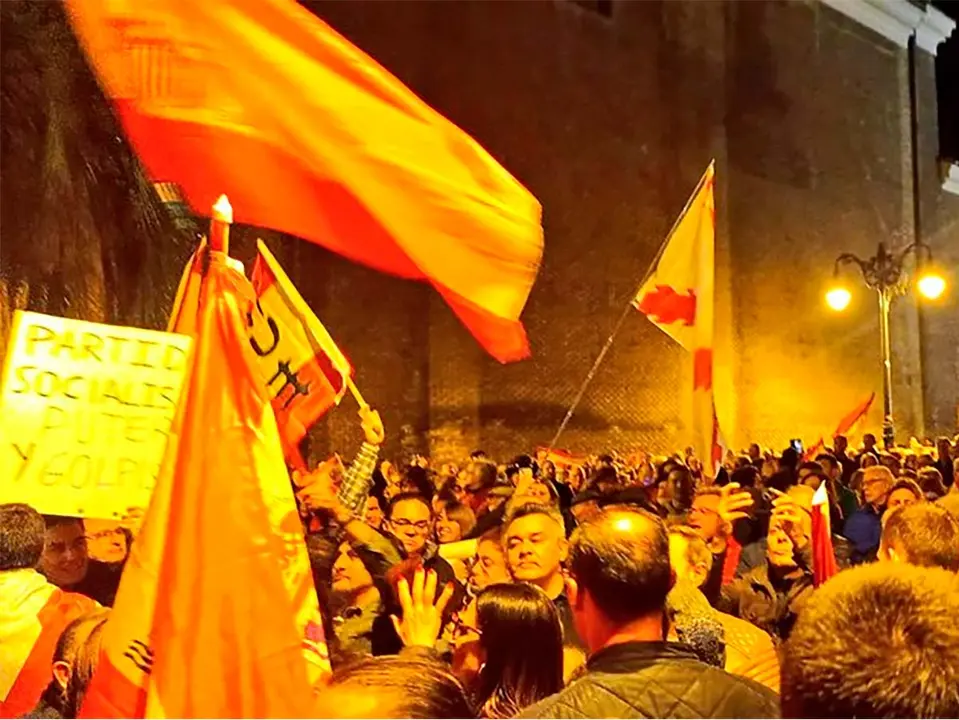 La manifestaci&oacute;n fue convocada, en el marco de otras protestas nacionales, por el colectivo Revuelta, asociado a Vox. Foto: @DavidArranzVox