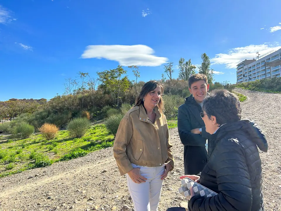 La portavoz del PSOE, Lola Ranera, visita el solar donde el PP prometi&oacute; que iba a levantar la piscina del barrio