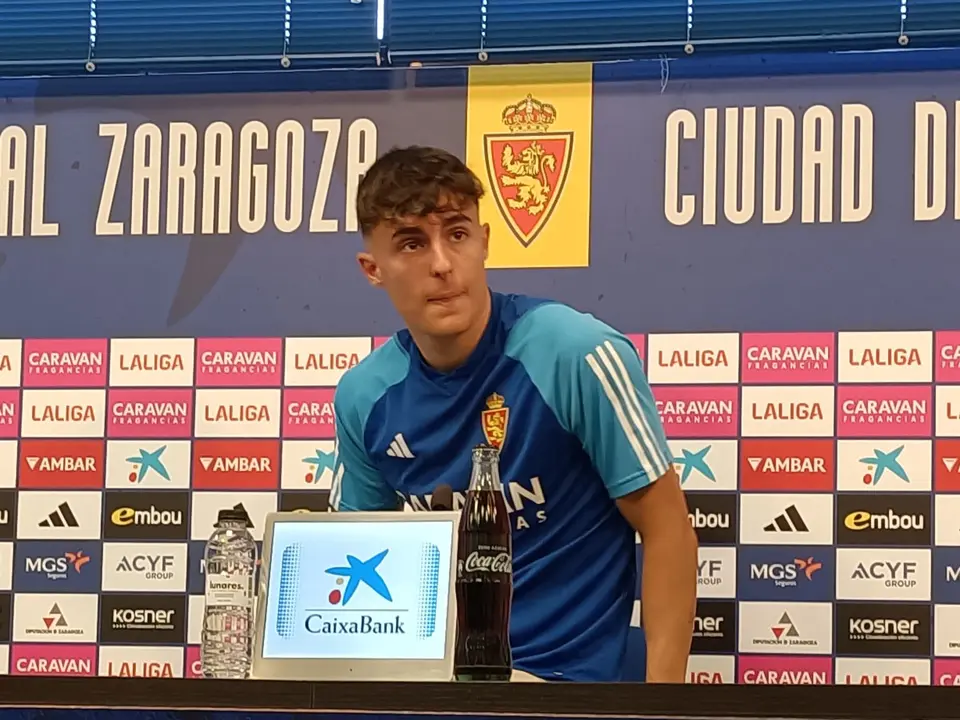 Alejandro Franc&eacute;s en sala de prensa