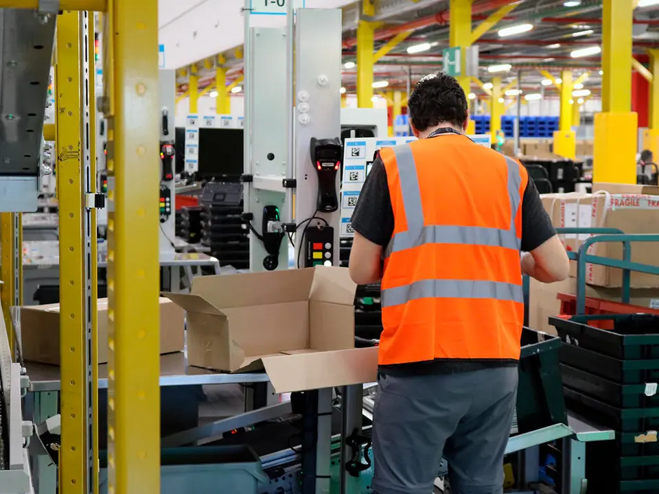 Amazon abri&oacute; el pasado 25 de abril este gran almac&eacute;n tras haber invertido 175 millones de euros y con algo m&aacute;s de 700 trabajadores