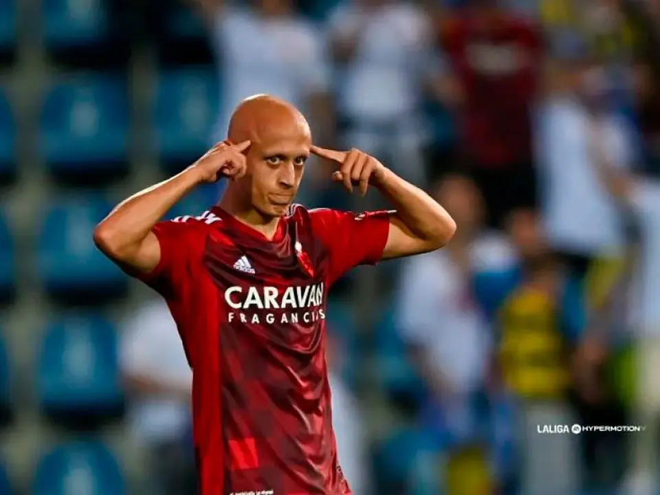 Mollejo se lleva las manos a la cabeza, con la que marc&oacute; el gol de la victoria