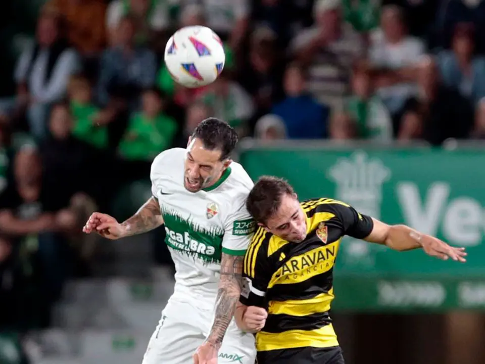 Borge pelea un bal&oacute;n contra el Elche