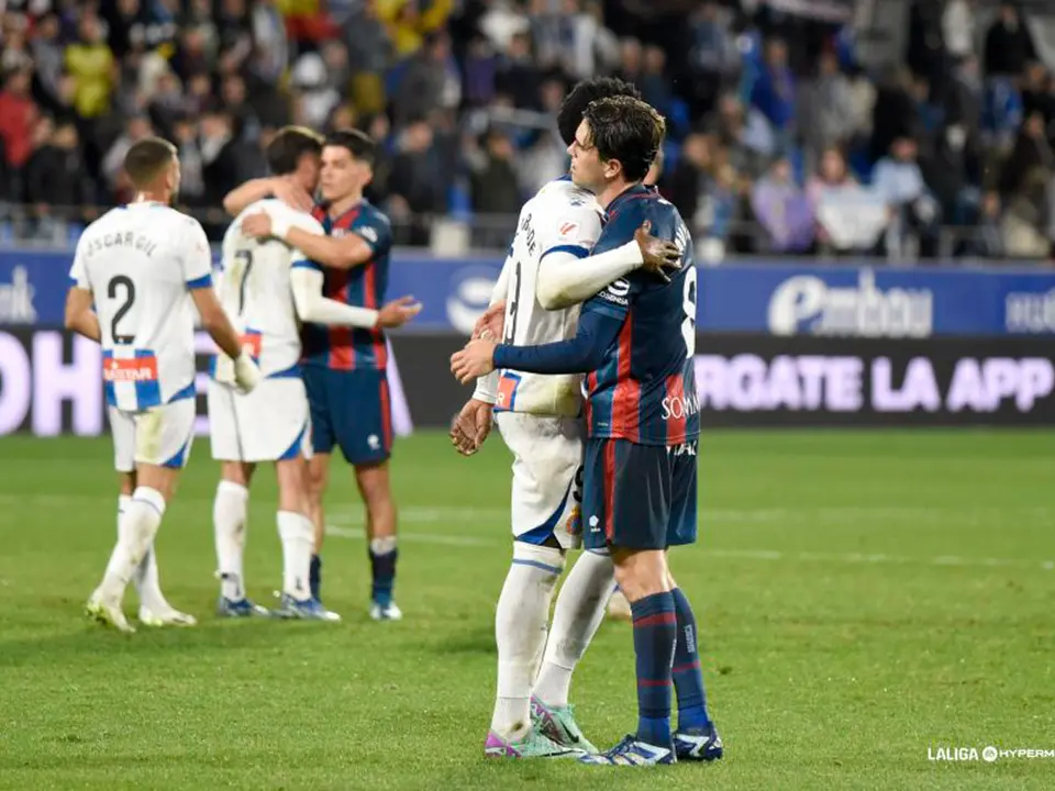 Javi Mart&iacute;nez se abraza tras el Huesca - Espanyol