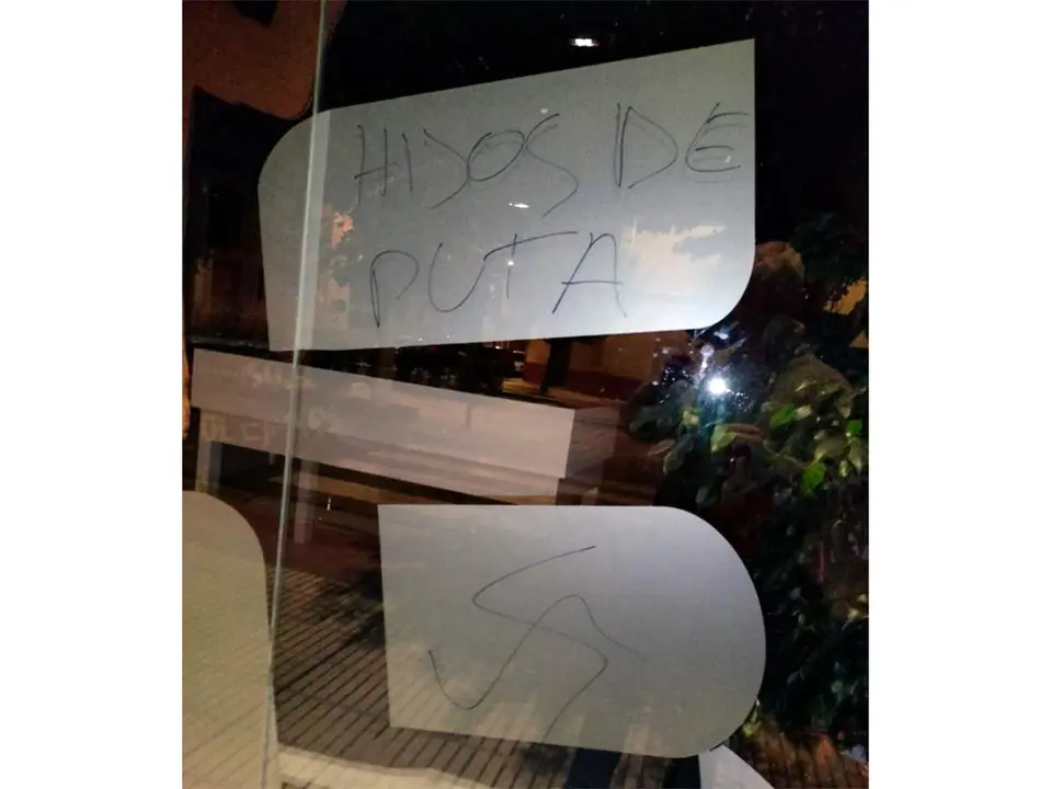 La sede de la formaci&oacute;n en Ejea de los Caballeros ha recibido pintadas, carteles y hasta unas esv&aacute;stica 