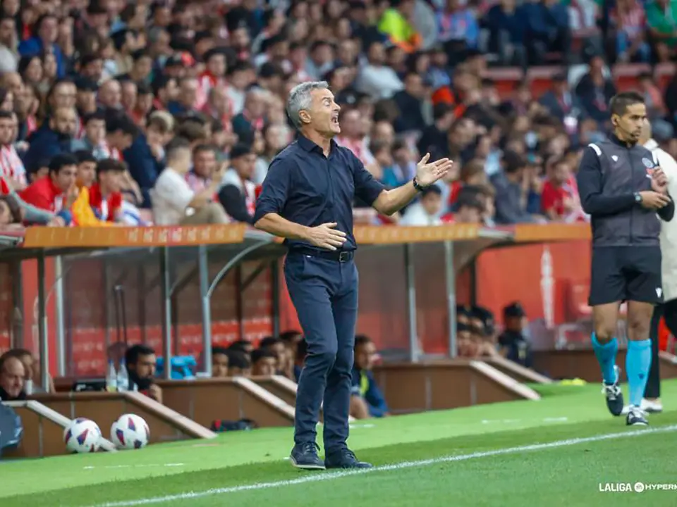 Fran Escrib&aacute; dirige un partido desde la banda