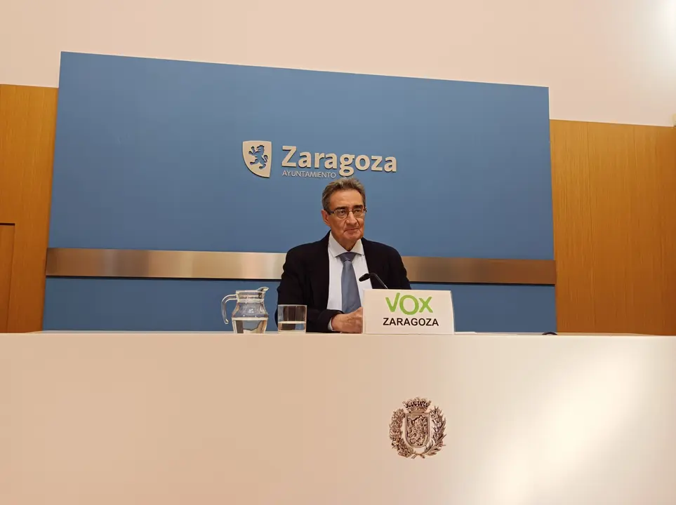 Las pistas de atletismo de la Universidad de Zaragoza y el Centro Deportivo Ebro que tiene una piscina cubierta &ldquo;inutilizada&rdquo;.
