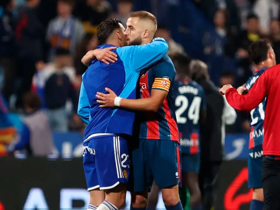 Enrich y Pulido se abrazan tras el Real Zaragoza - Huesca