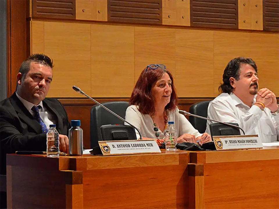 Laborda (primero por la izquierda) fue relevado recientemente de la Portavoc&iacute;a. Foto: Vox Huesca