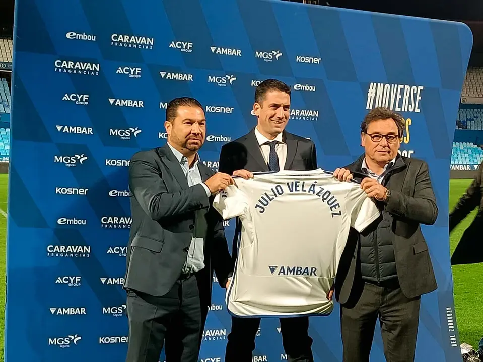 Cordero, Vel&aacute;zquez y Sanlleh&iacute; posan con la camiseta del Real Zaragoza 