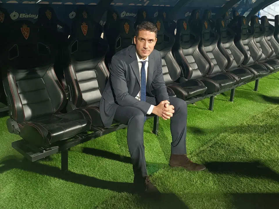 Julio Vel&aacute;zquez en el banquillo de La Romareda