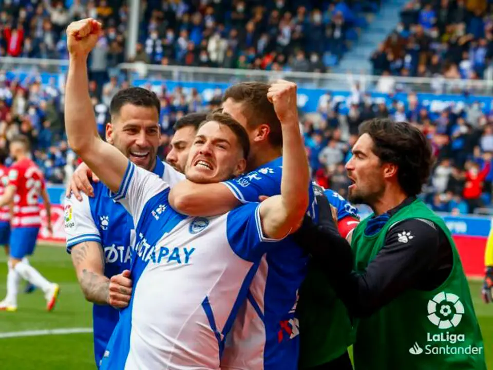 Manu Vallejo celebra un gol con el Alav&eacute;s