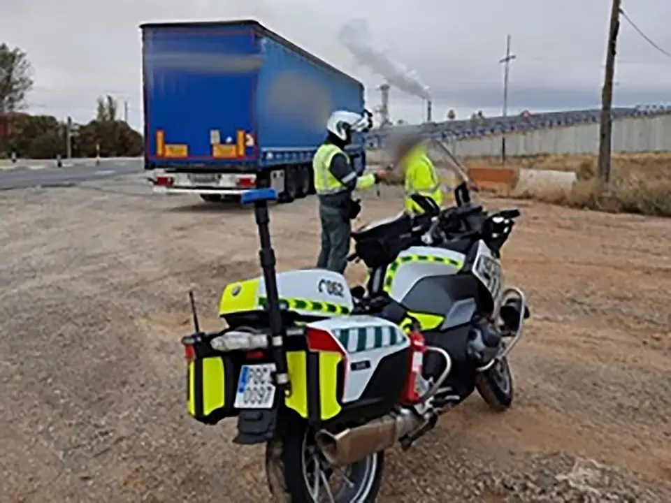 La Guardia Civil de Tr&aacute;fico de Teruel intercepta a un camionero que triplicaba la tasa de alcohol permitida