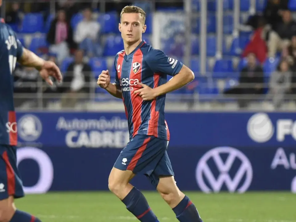 El club ha destacado que el jugador "ya ha comenzado con el tratamiento de recuperaci&oacute;n con el jugador, cuyos plazos depender&aacute;n de su propia evoluci&oacute;n". Fotograf&iacute;a: S.D. Huesca.