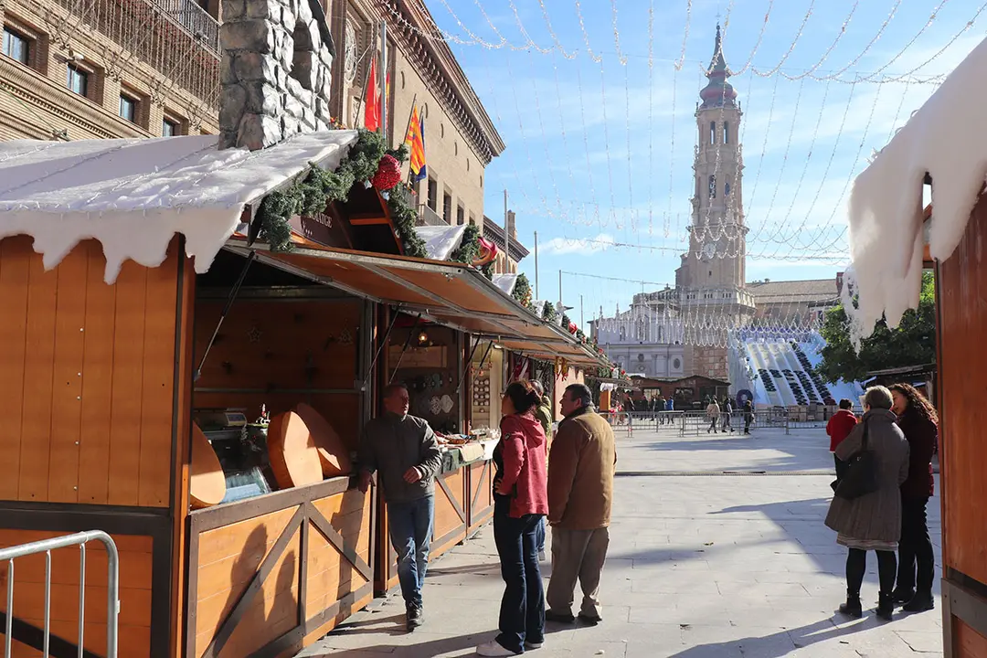 El mercadillo artesano en la plaza del Pilar