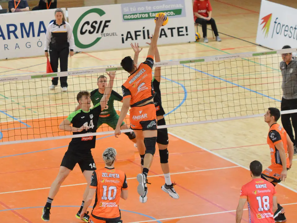 El Pamesa Teruel Voleibol gan&oacute; 3 a 0 (25-17, 25-19, 25-20) y forz&oacute; el set de oro, que se llev&oacute; por 15 a 10. Fotograf&iacute;a: Pamesa Teruel.