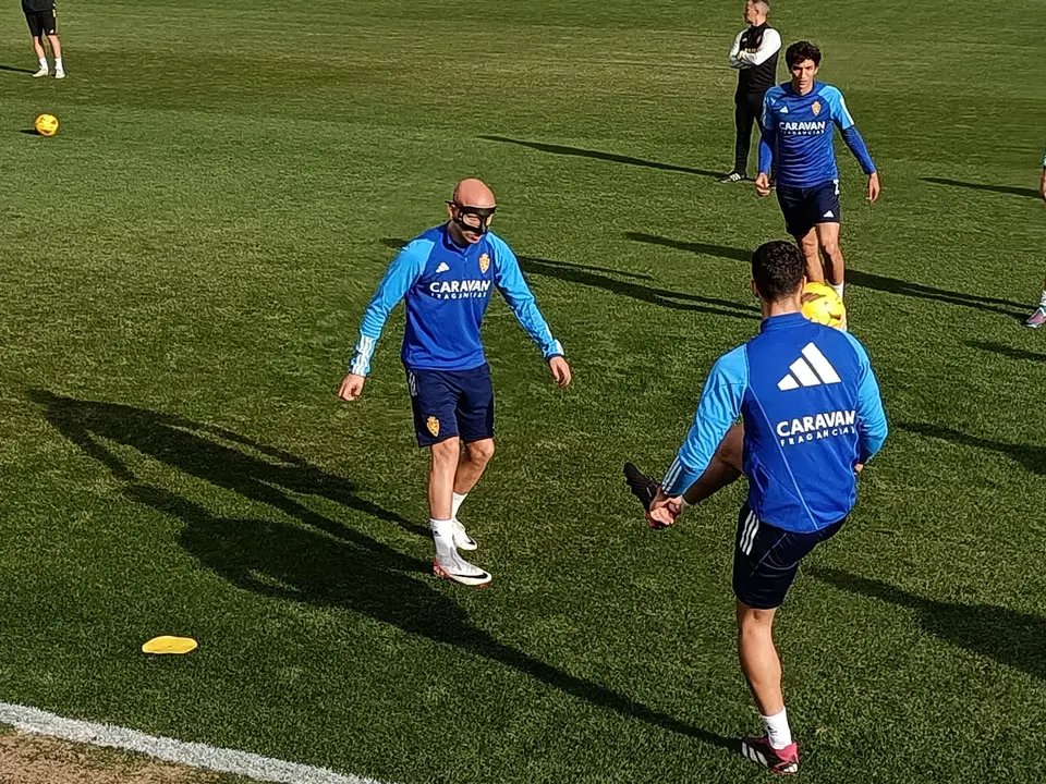 V&iacute;ctor Mollejo entrena con m&aacute;scara
