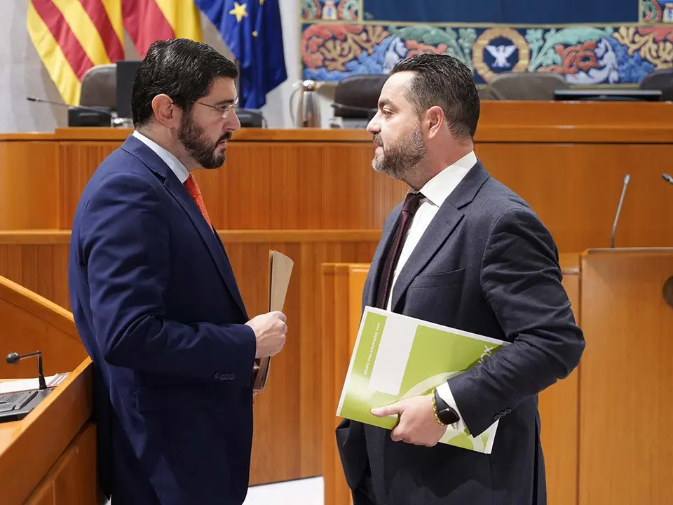 David Arranz (derecha) se ha referido a conceptos como la "invasi&oacute;n migratoria" y las "&eacute;lites de Bruselas". Foto: Cortes de Arag&oacute;n