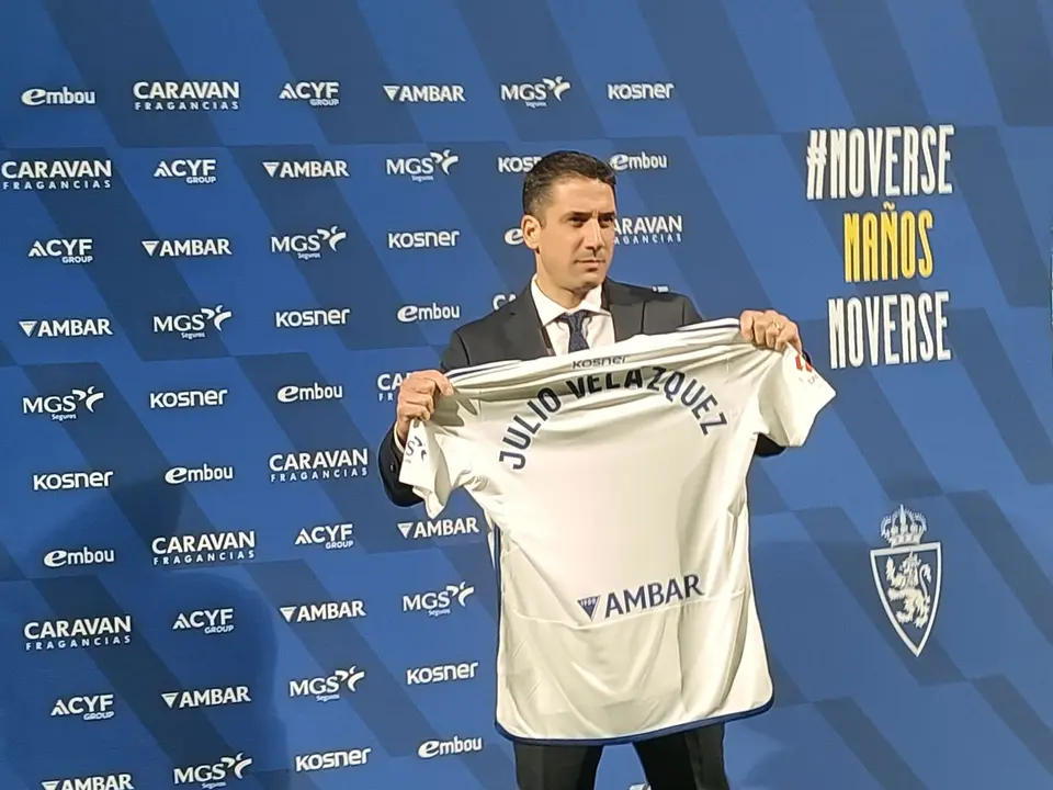 Vel&aacute;zquez posa con la camiseta del Real Zaragoza en su estreno en La Romareda