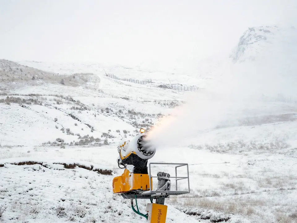 La meteorolog&iacute;a y el continuo trabajo de producci&oacute;n de nieve no han sido suficientes para garantizar la apertura total