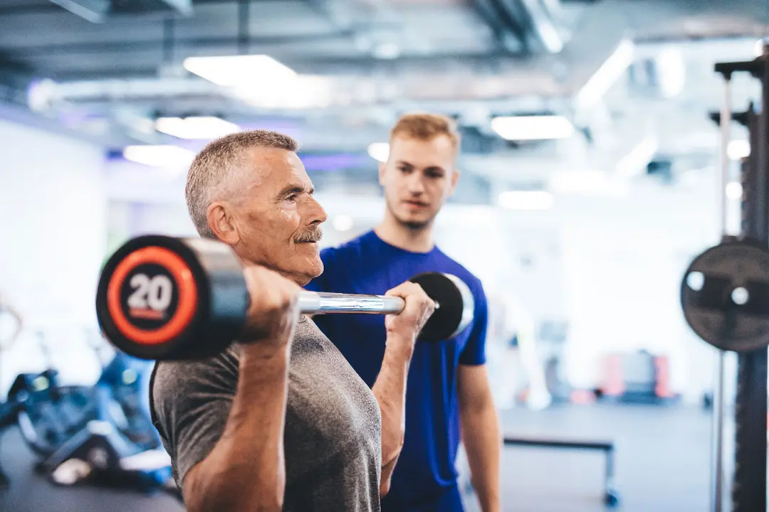 hombre de 50 a&ntilde;os en el gimnasio