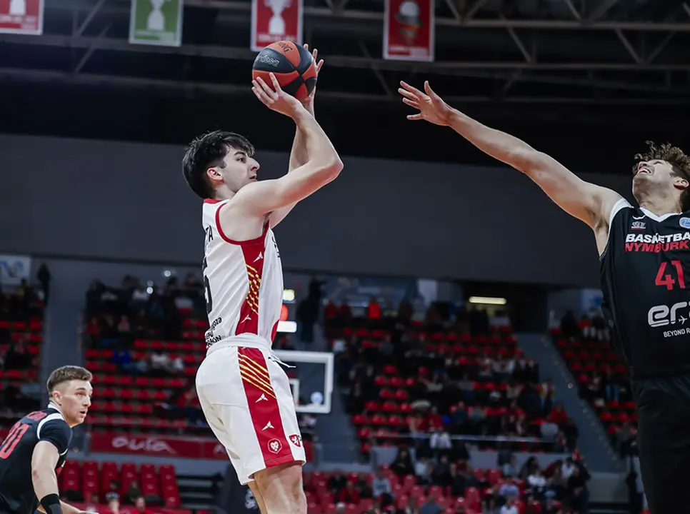Lucas Langarita efect&uacute;a un tiro. Fotograf&iacute;a: FIBA.