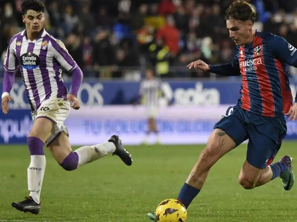 Hugo Vallejo not&oacute; que algo no iba bien alrededor del minuto 57 del encuentro ante el Andorra. Fotograf&iacute;a: S.D. Huesca.