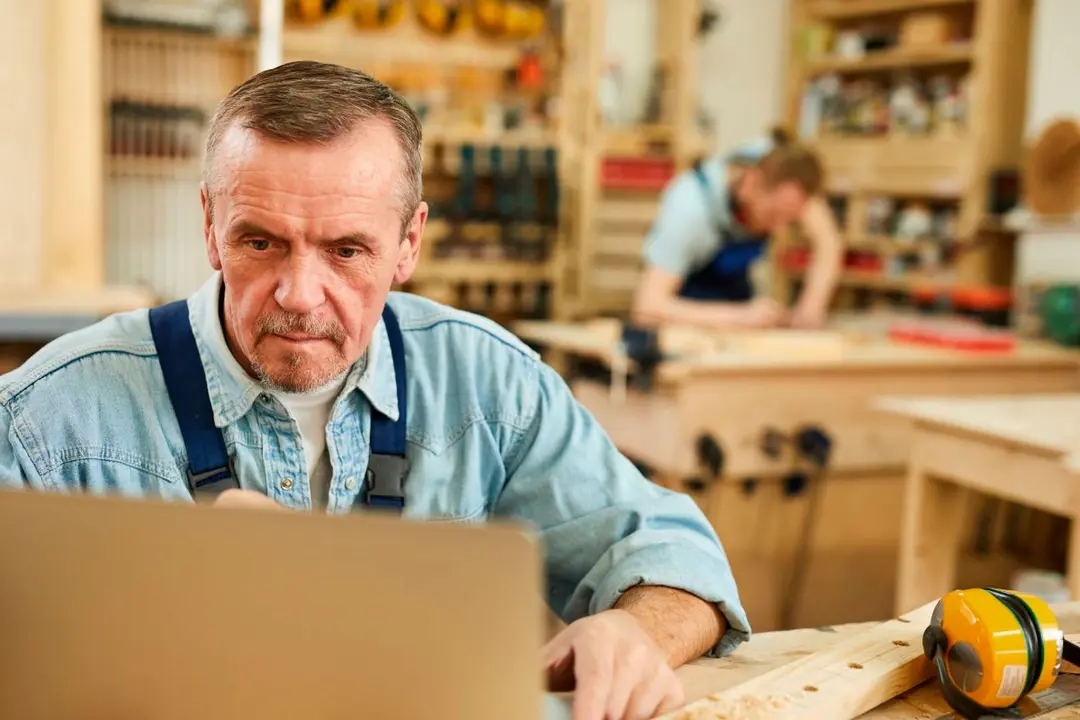 trabajador de 50 a&ntilde;os