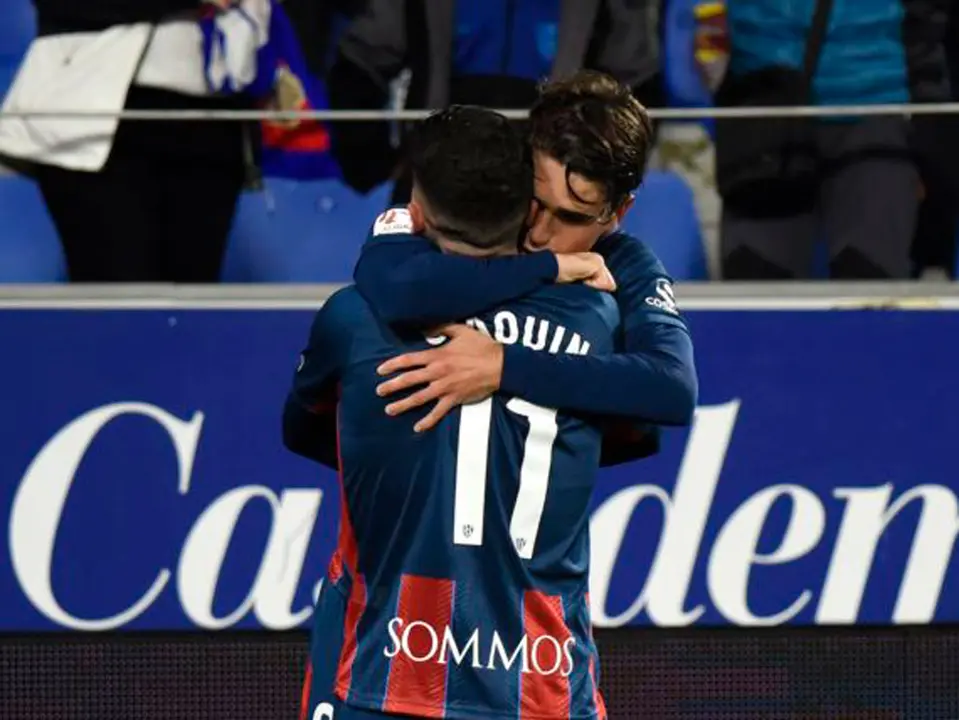 Javi Mart&iacute;nez y Joaqu&iacute;n se abrazan tras el gol del Huesca contra el Racing de Ferrol