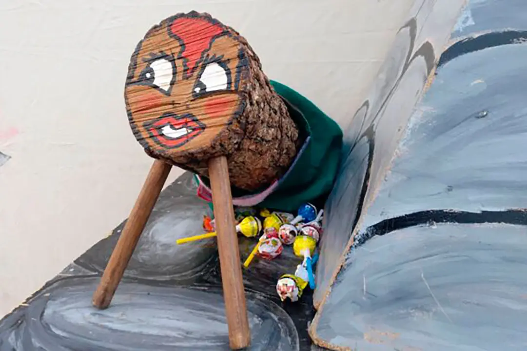Si los ni&ntilde;os y ni&ntilde;as la golpean mientras le piden cosas, la tronca les cagar&aacute; chuches y golosinas