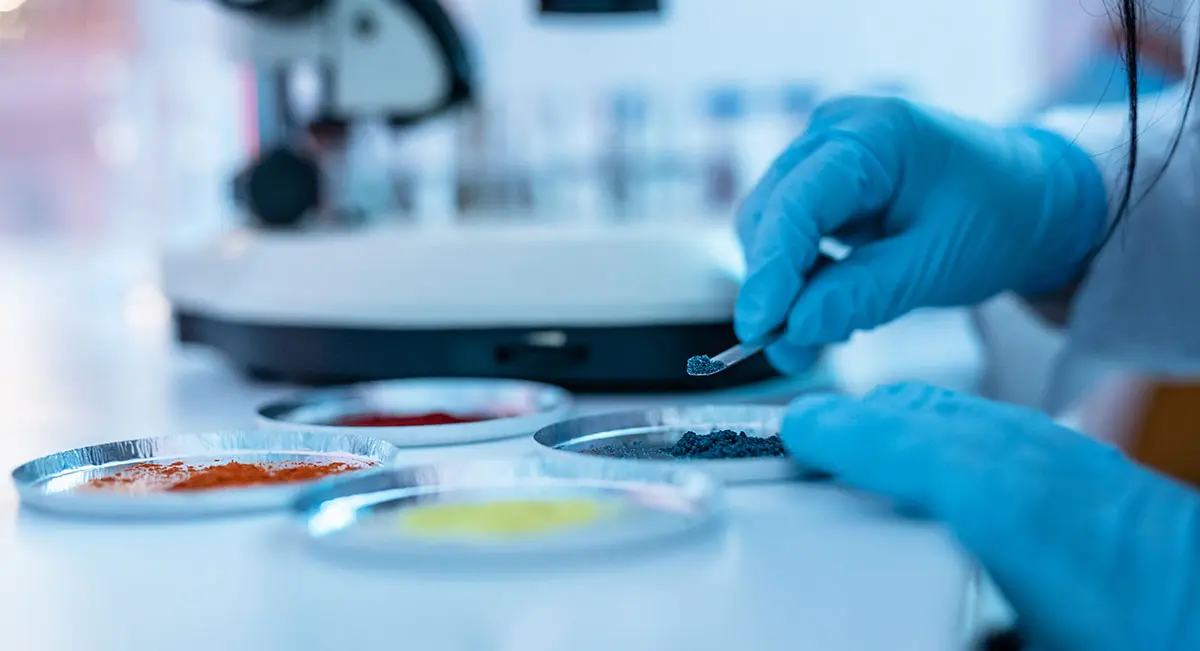 Joven cient&iacute;fico que realiza investigaciones en un laboratorio qu&iacute;mico.