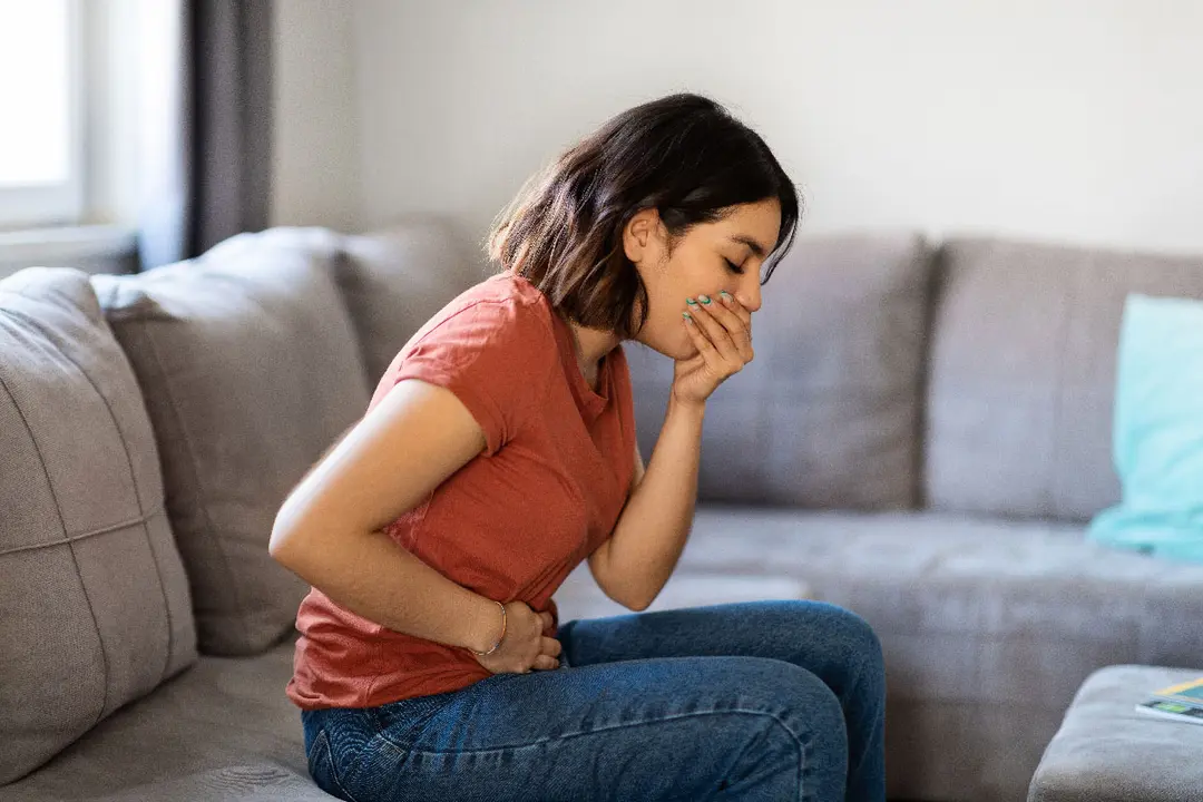 mujer vomitando