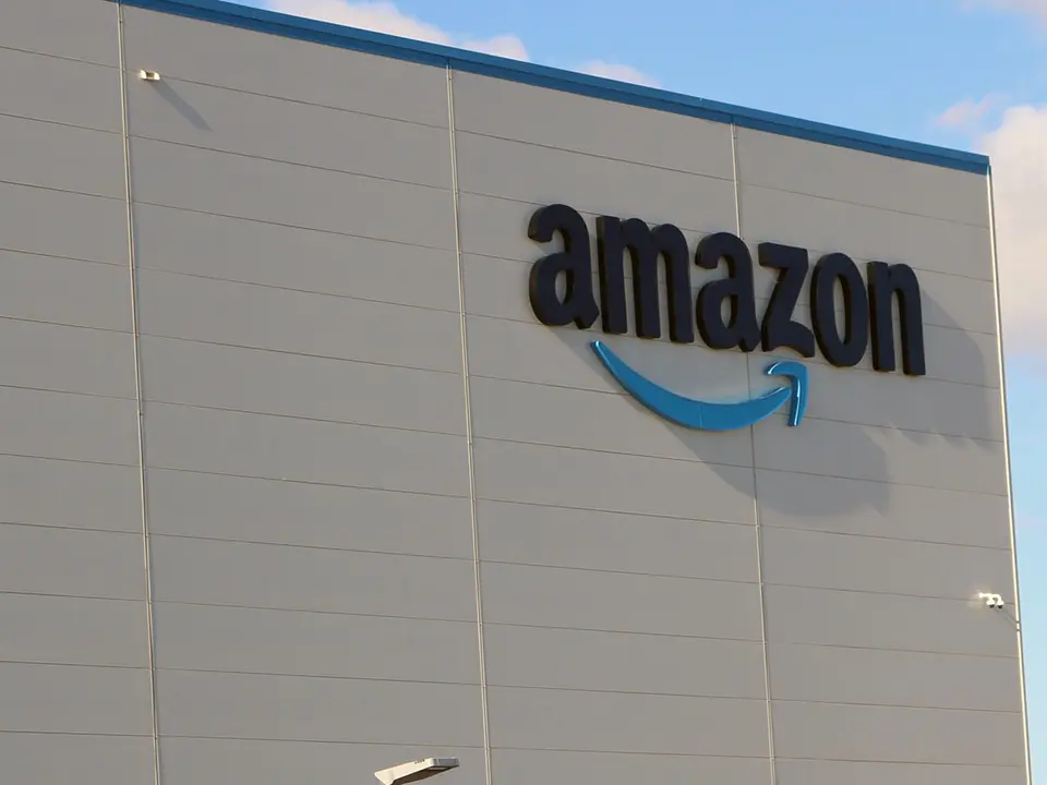 Este centro log&iacute;stico lleva finalizado durante casi un a&ntilde;o, incluso con los letreros de Amazon