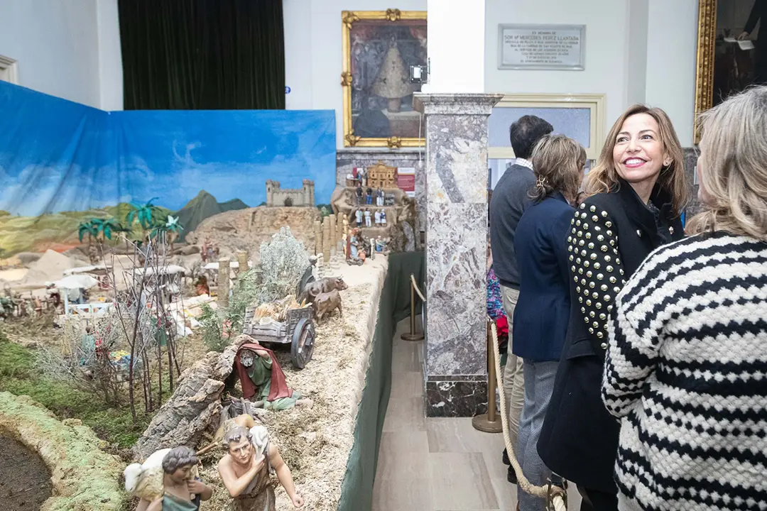 La alcaldesa de Zaragoza, Natalia Chueca, en el Bel&eacute;n de la Casa Amparo