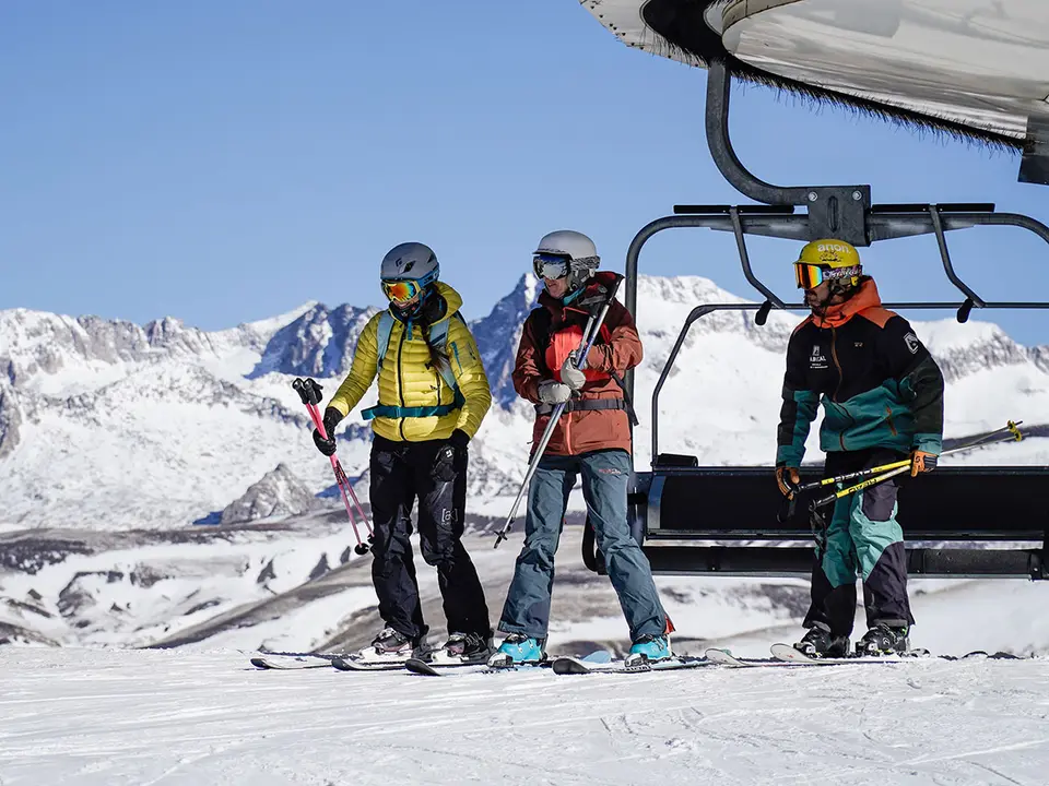 El pistoletazo de salida a la temporada de esqu&iacute; 2023-2024 en el Pirineo aragon&eacute;s ha dado comienzo este s&aacute;bado.