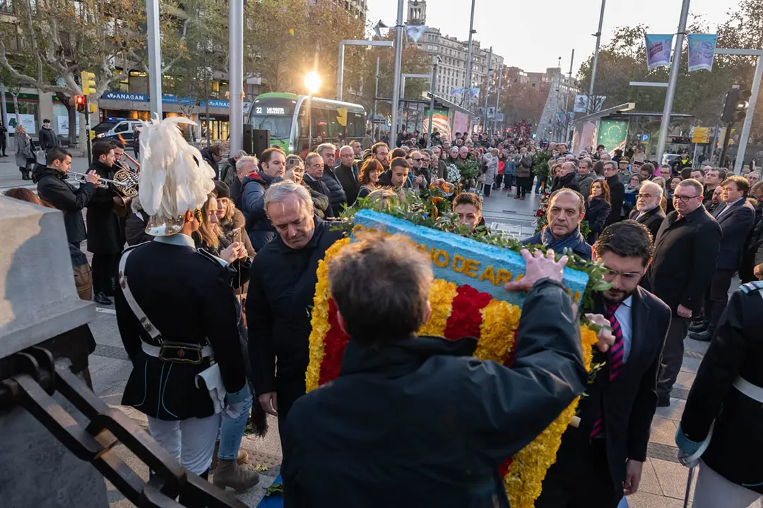 

El presidente de Arag&oacute;n, Jorge Azc&oacute;n, durante la ofrenda floral al Justicia de Arag&oacute;n
