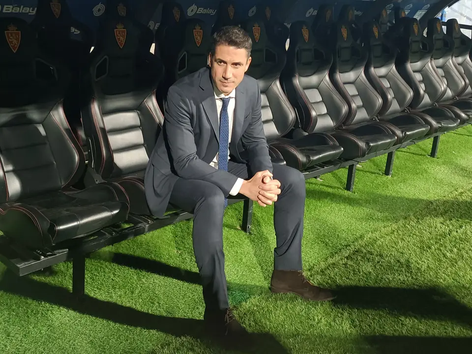 Julio Vel&aacute;zquez en el banquillo del Real Zaragoza